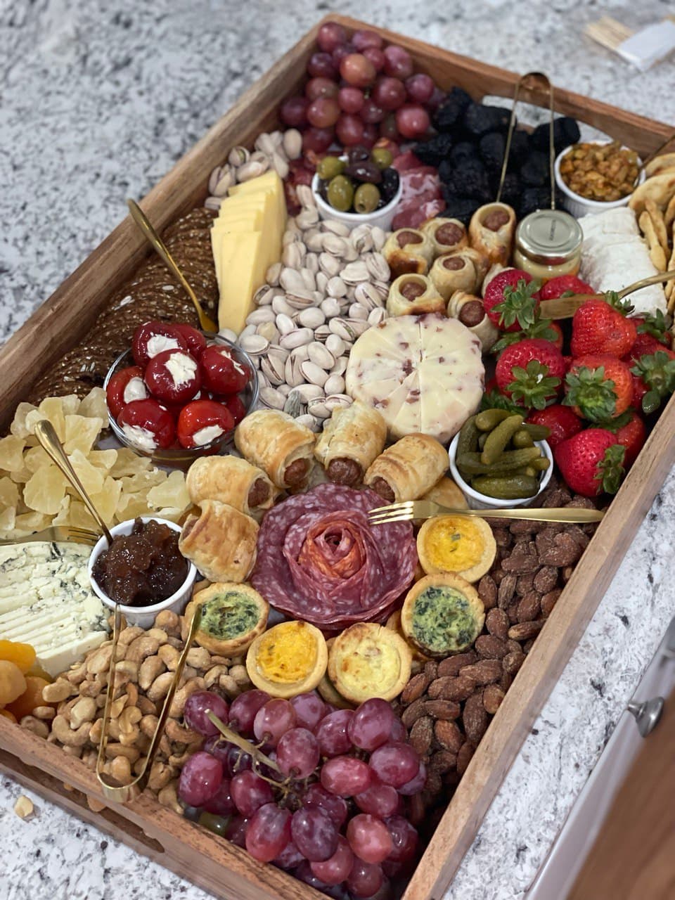Medium Charcuterie Board (8-10 p)